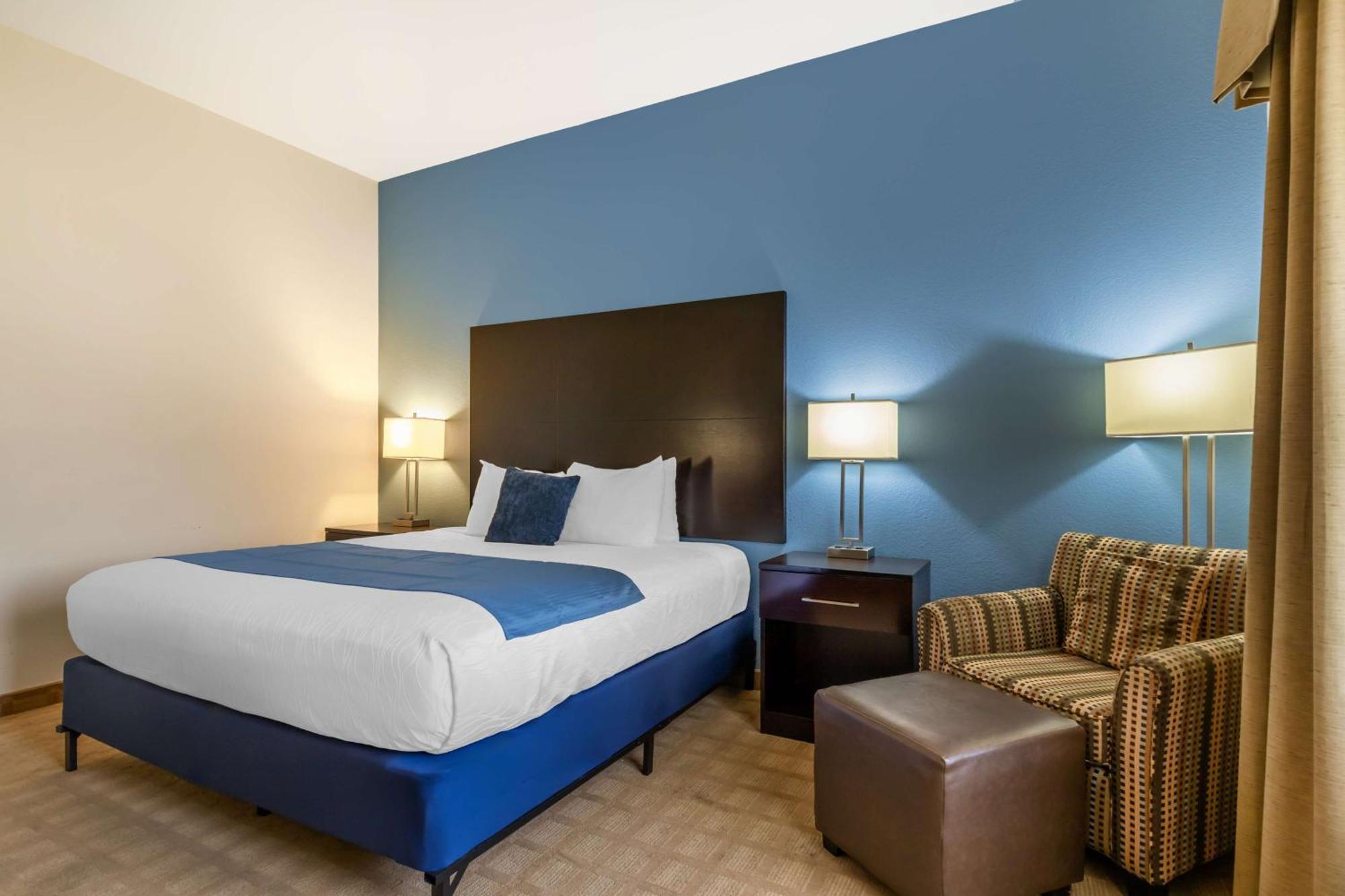 Best Western Plus Lytle Inn And Suites Exterior photo