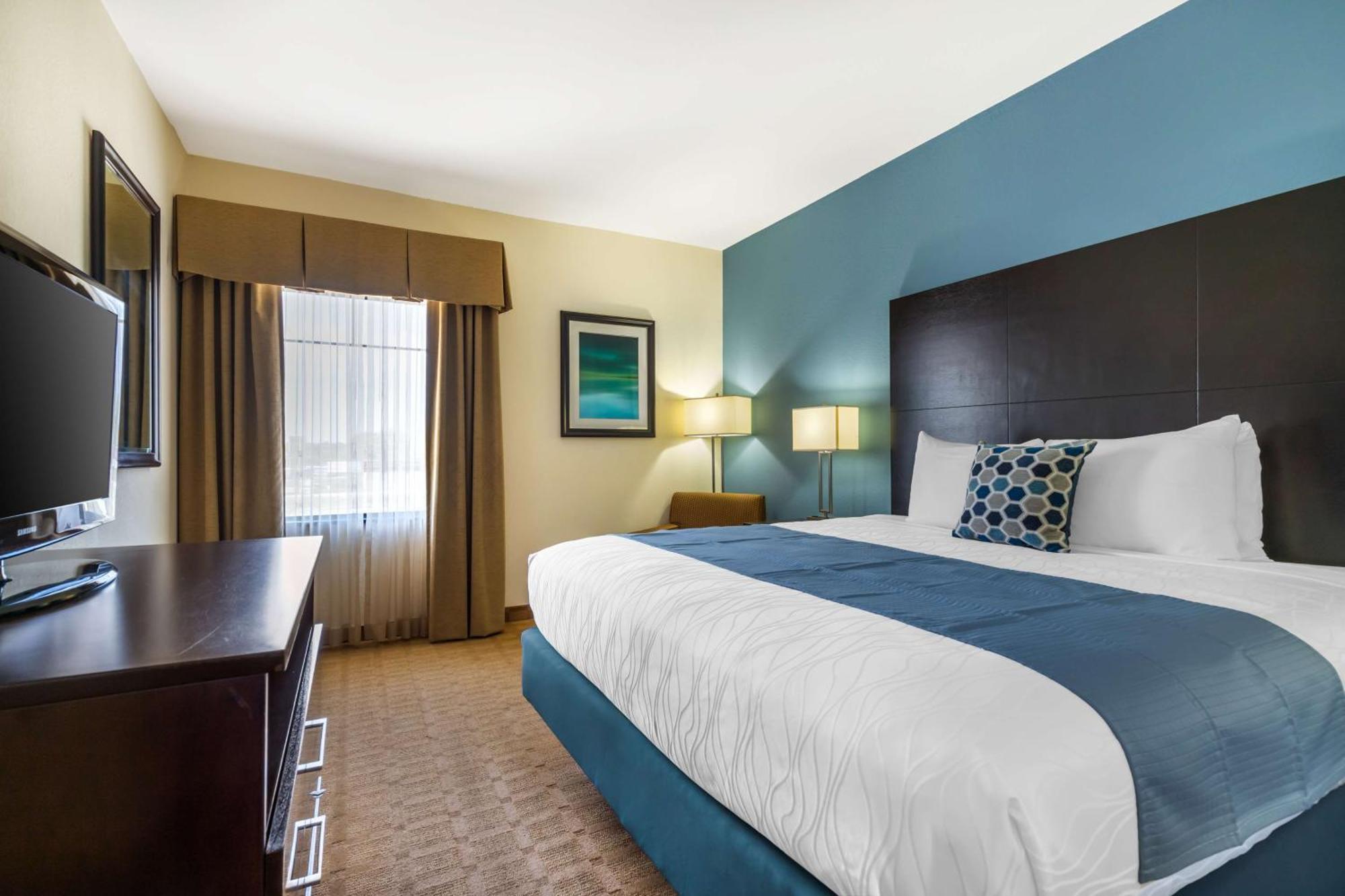 Best Western Plus Lytle Inn And Suites Exterior photo