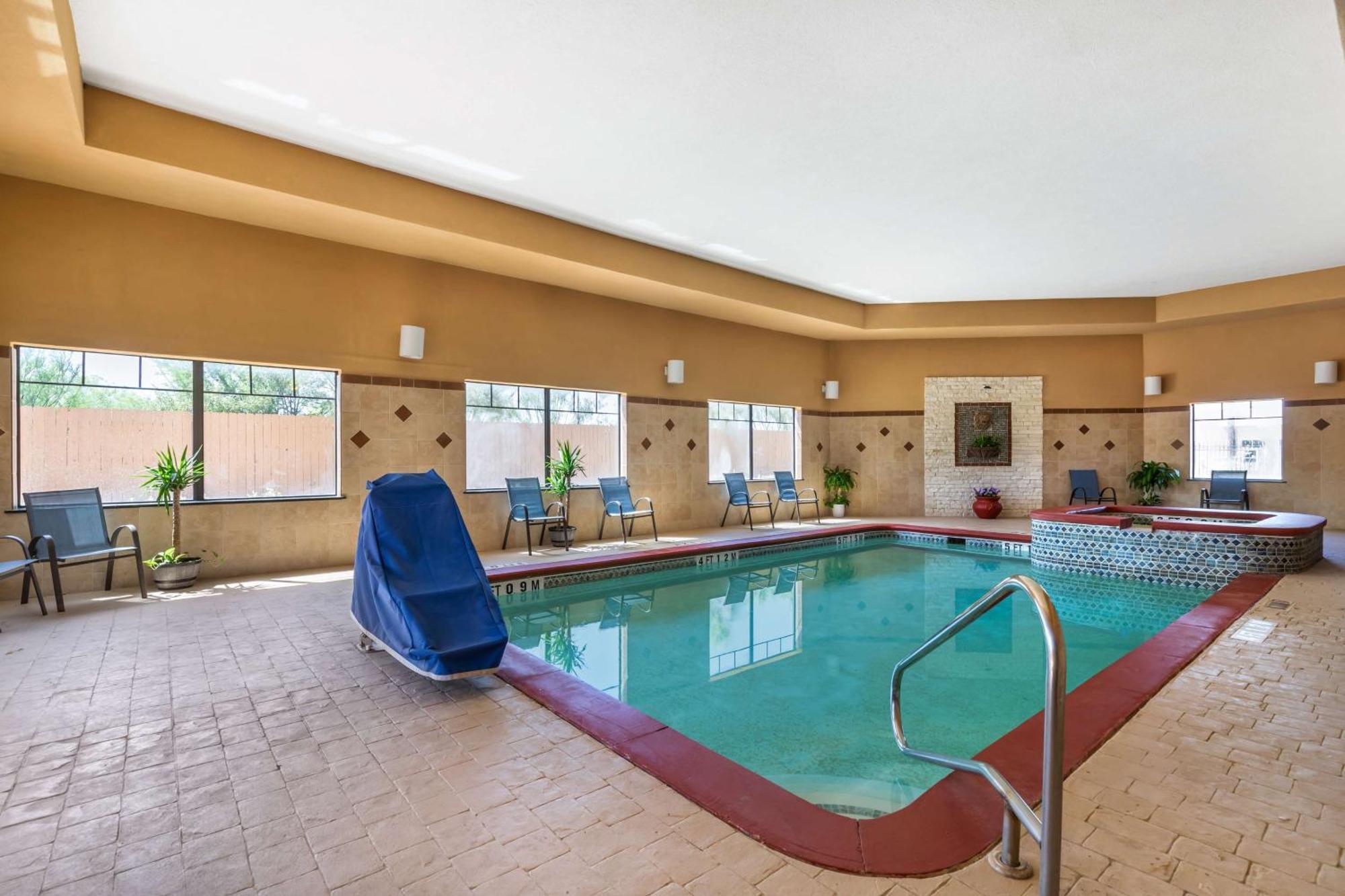 Best Western Plus Lytle Inn And Suites Exterior photo