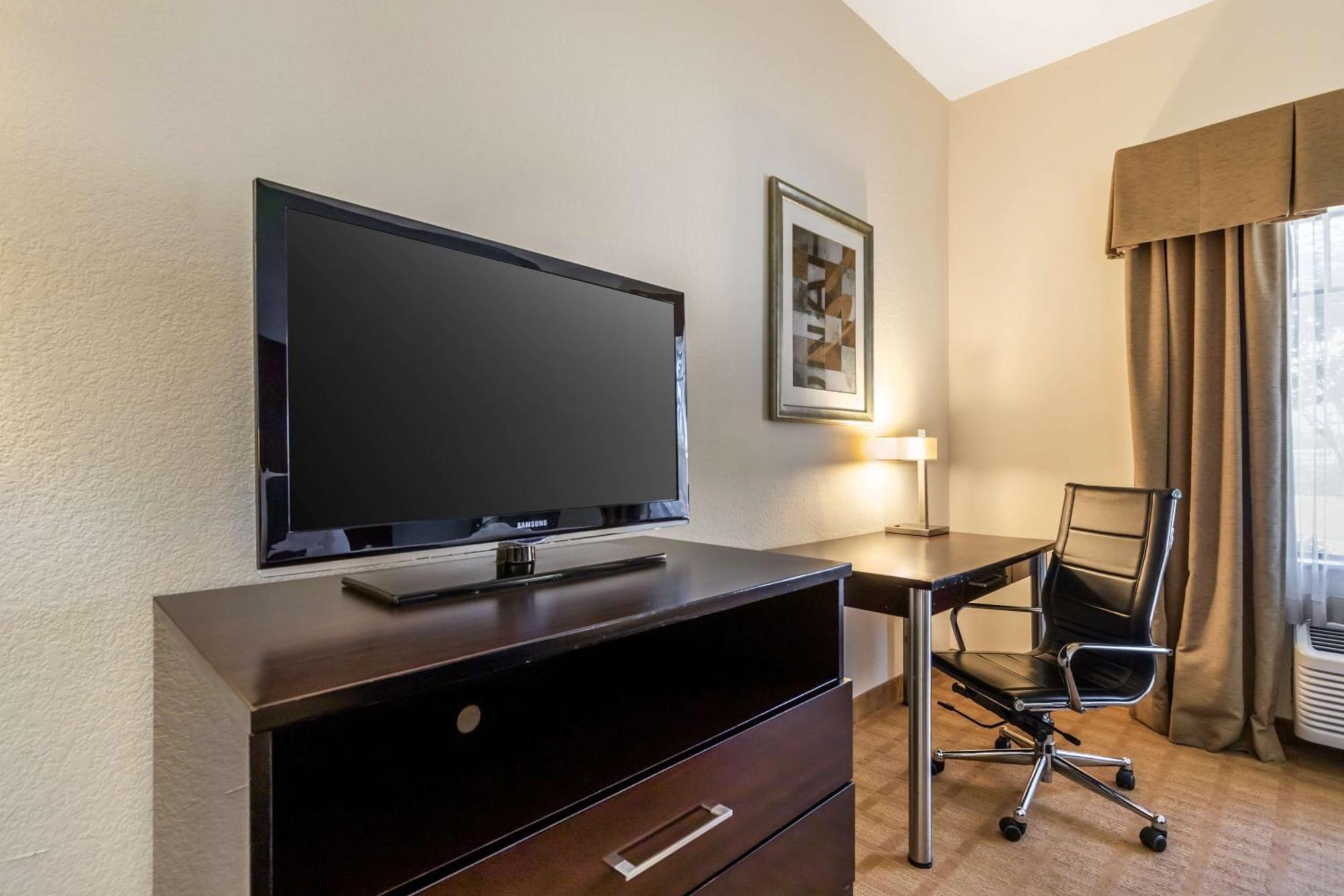 Best Western Plus Lytle Inn And Suites Exterior photo