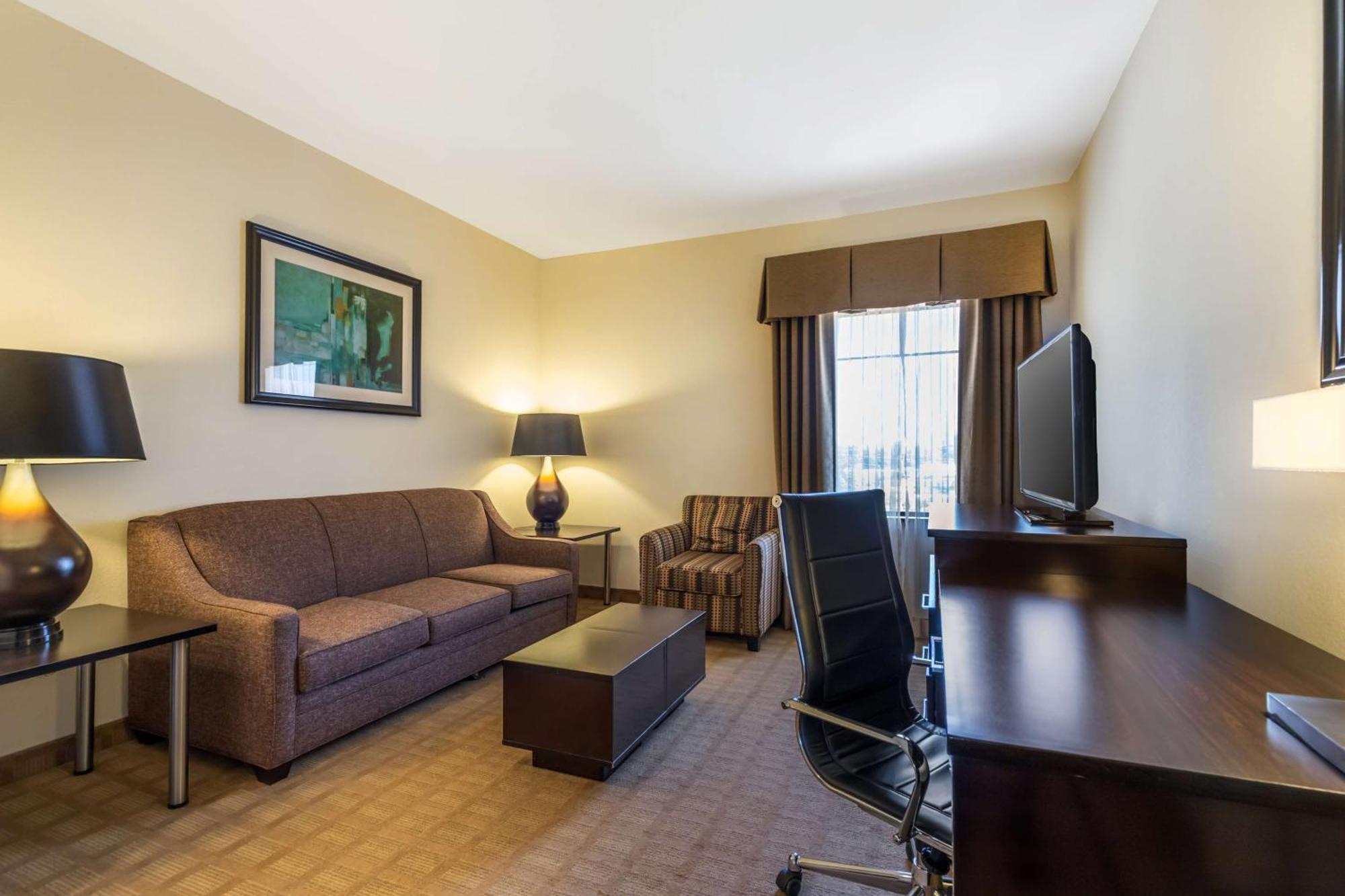 Best Western Plus Lytle Inn And Suites Exterior photo