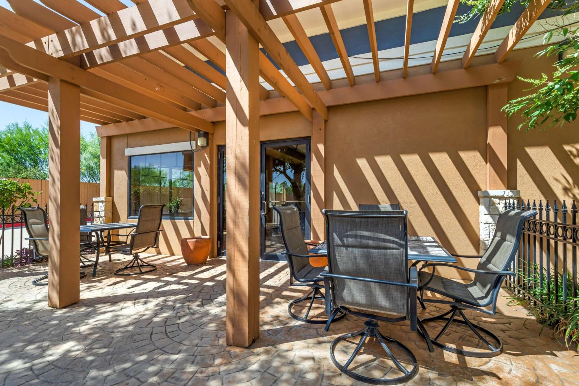 Best Western Plus Lytle Inn And Suites Exterior photo