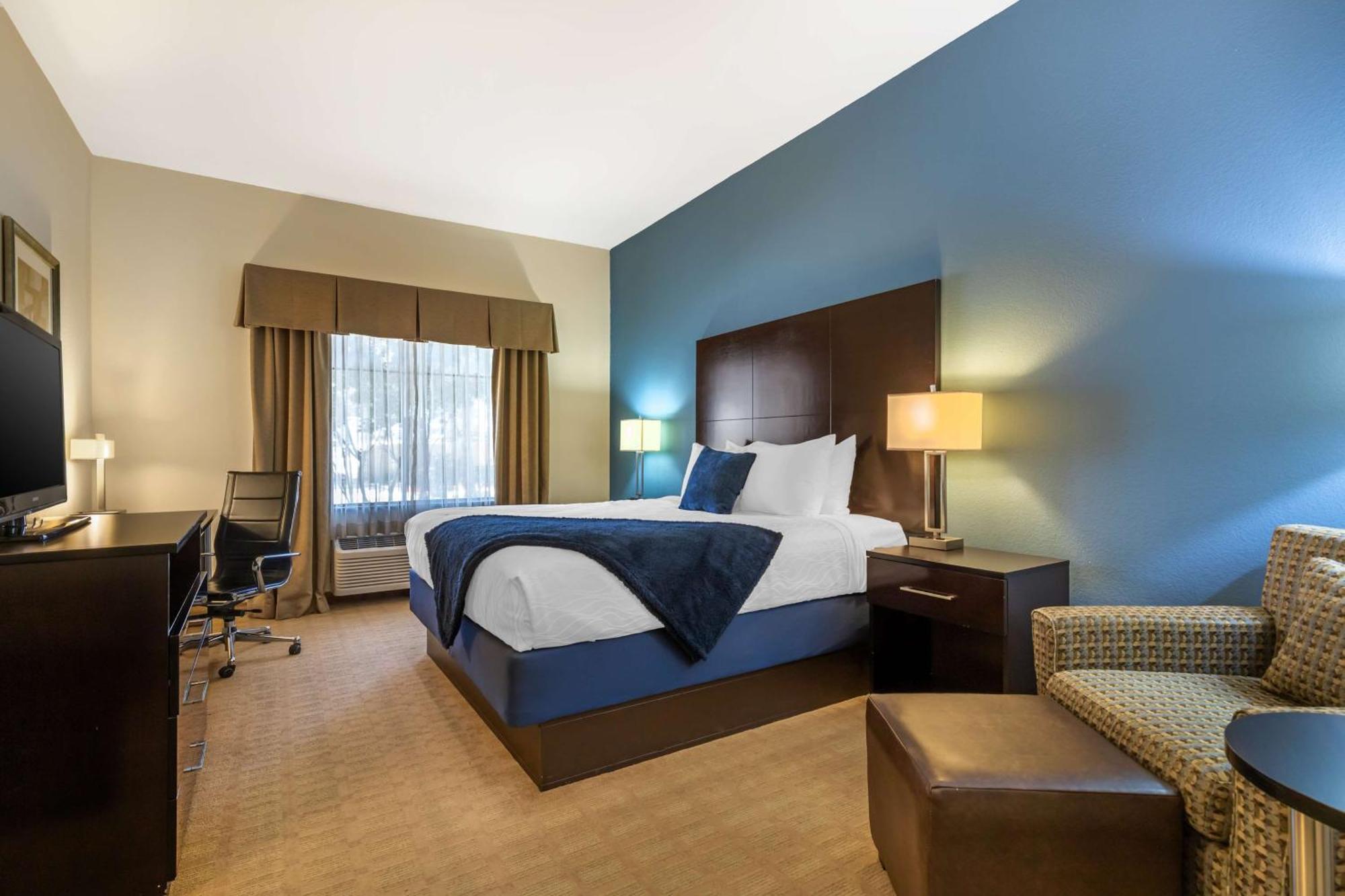 Best Western Plus Lytle Inn And Suites Exterior photo