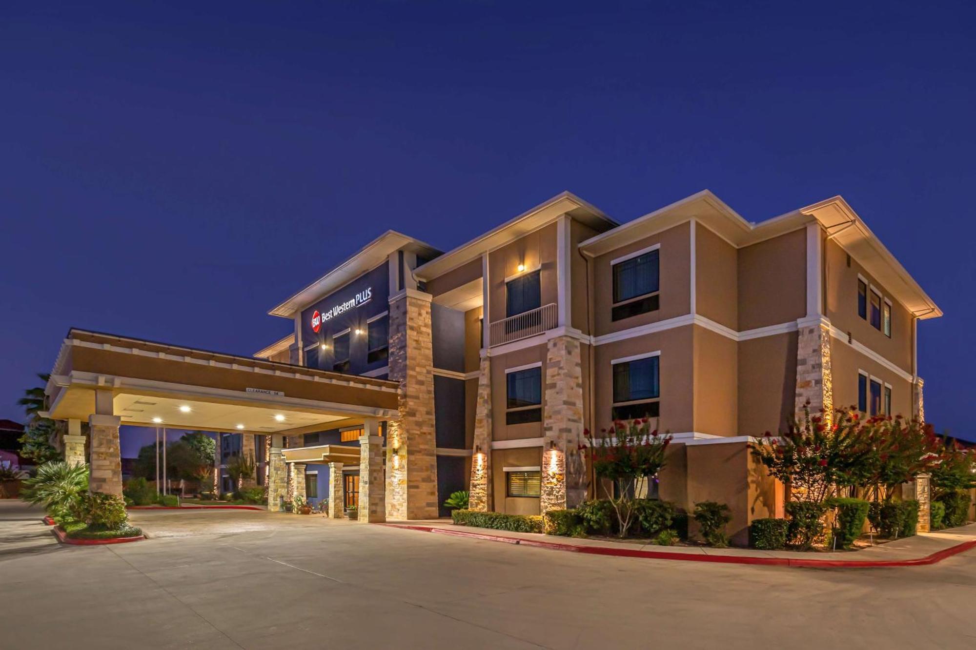 Best Western Plus Lytle Inn And Suites Exterior photo
