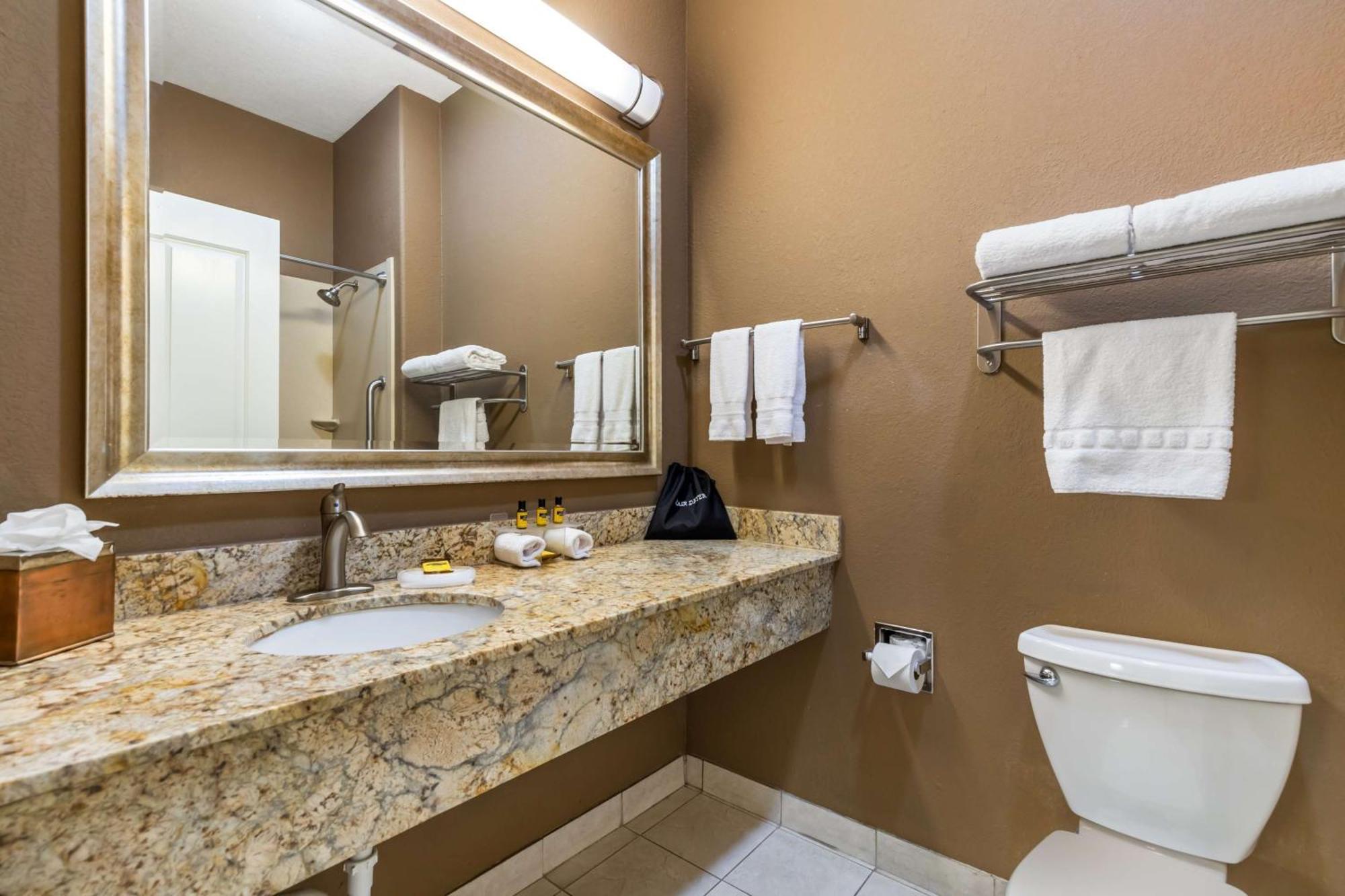 Best Western Plus Lytle Inn And Suites Exterior photo