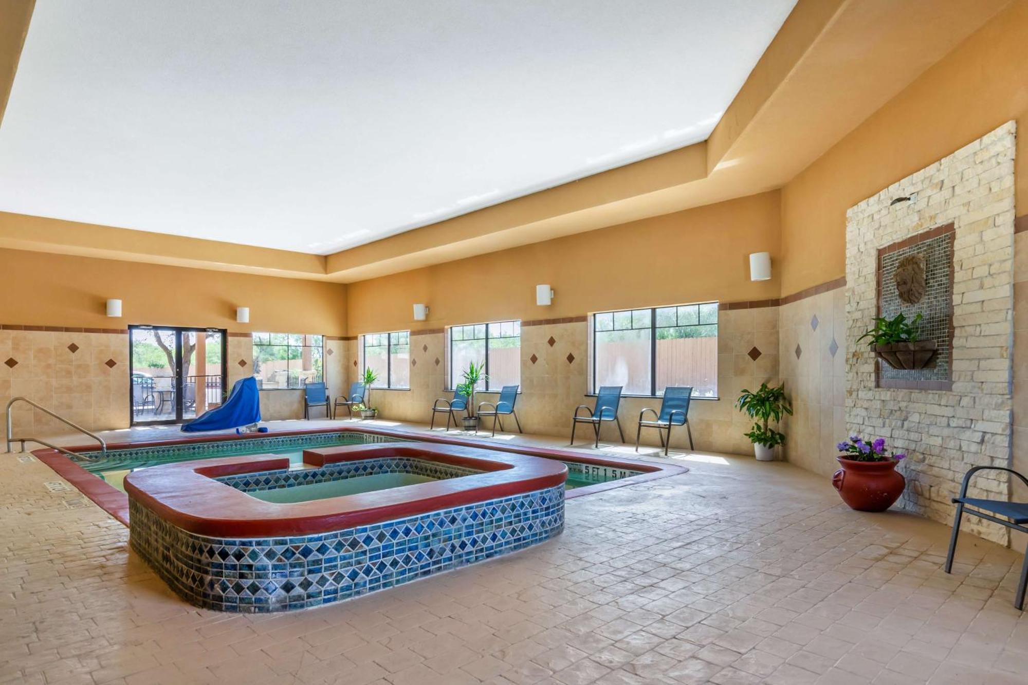 Best Western Plus Lytle Inn And Suites Exterior photo