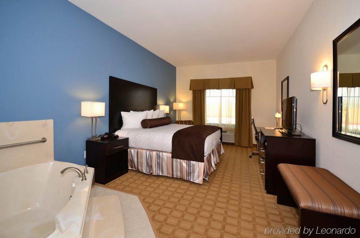 Best Western Plus Lytle Inn And Suites Exterior photo